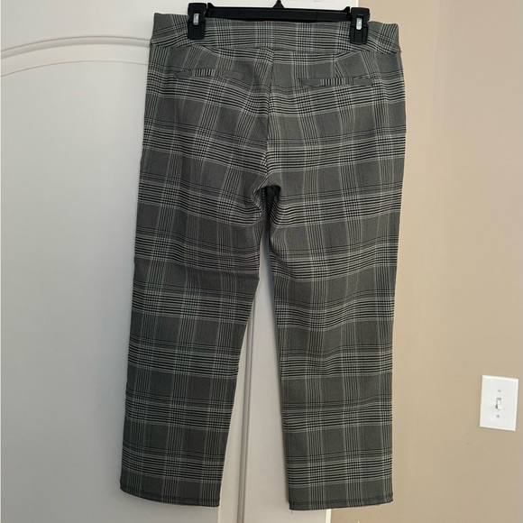 Brand new “Simply Vera “Vera Wang capri bottoms for women.Size-M,color-gray.🤍 - Picture 4 of 7